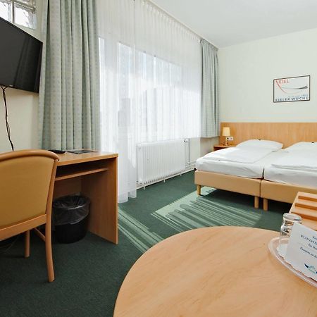 Hotel Wiking Кил Екстериор снимка