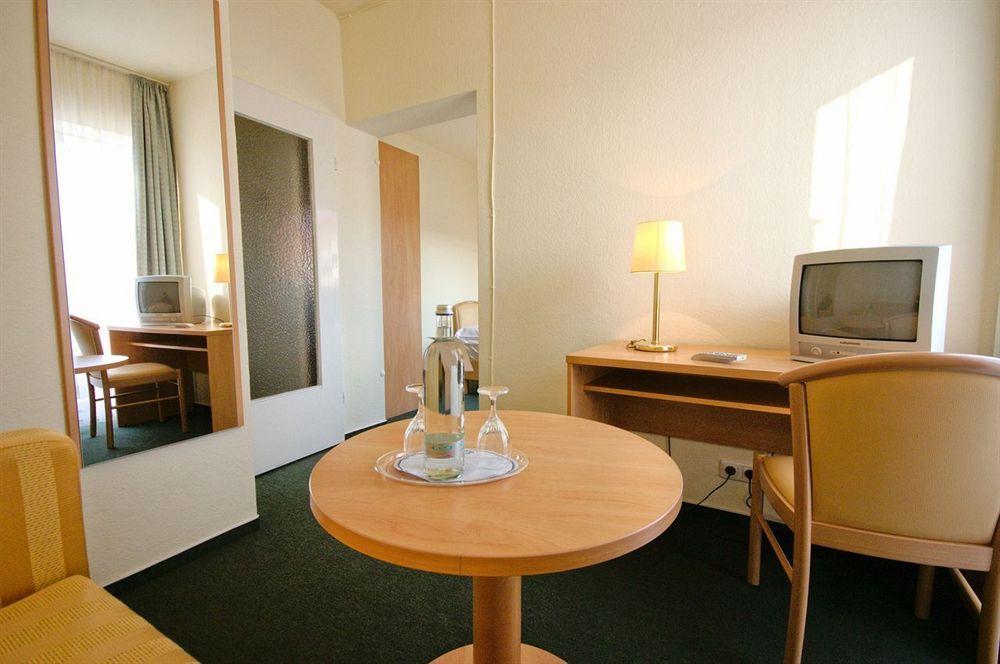 Hotel Wiking Кил Екстериор снимка