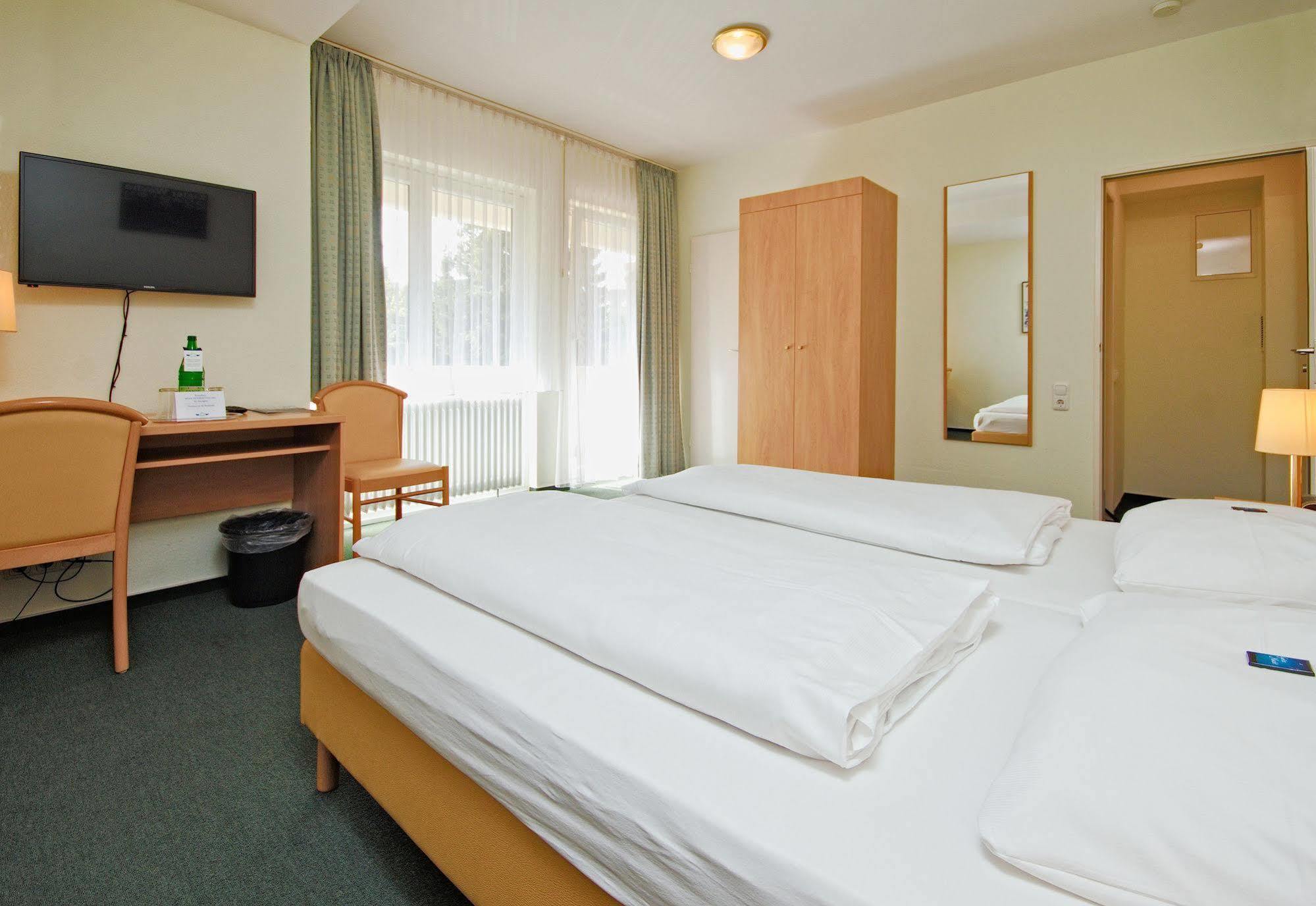 Hotel Wiking Кил Екстериор снимка