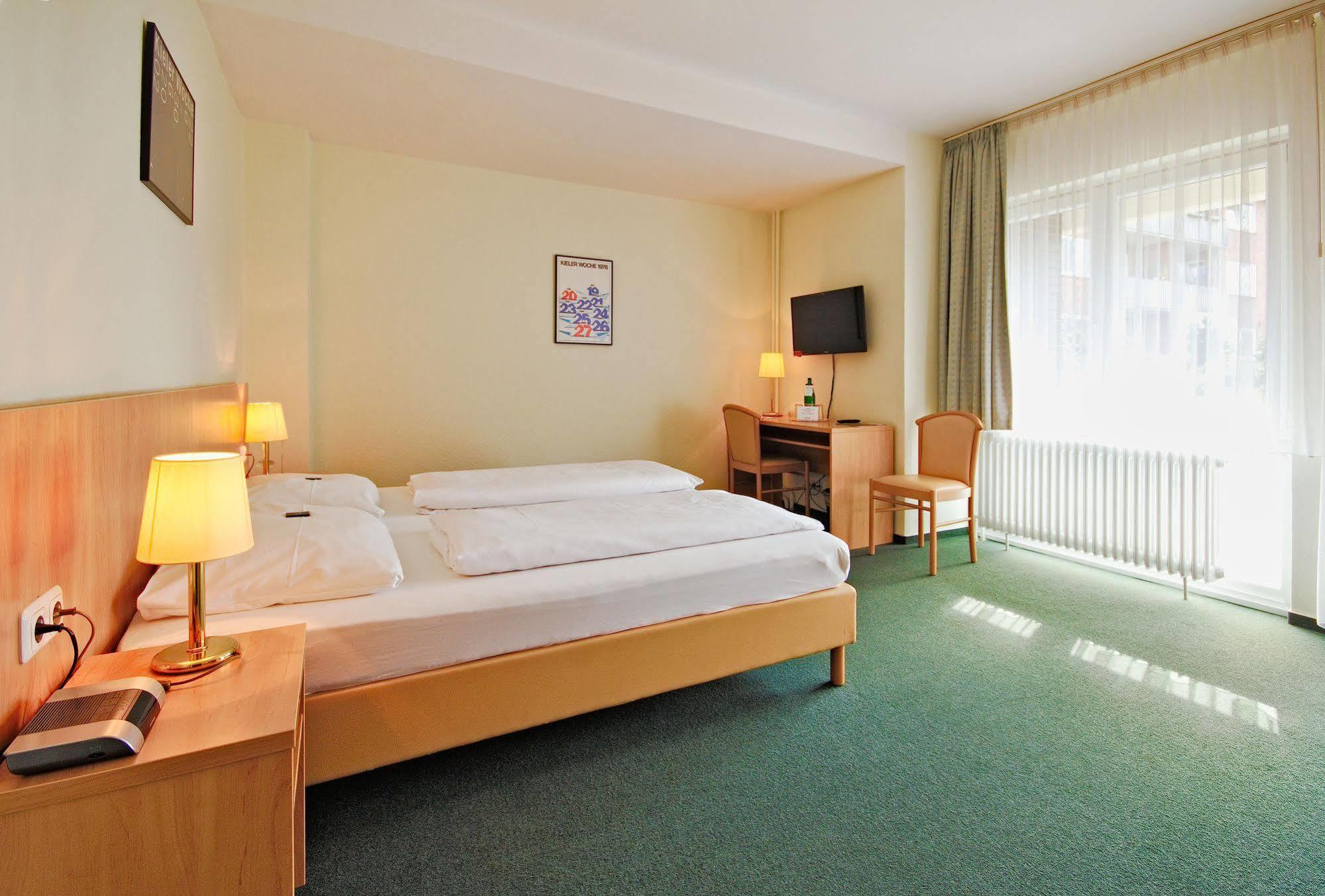 Hotel Wiking Кил Екстериор снимка
